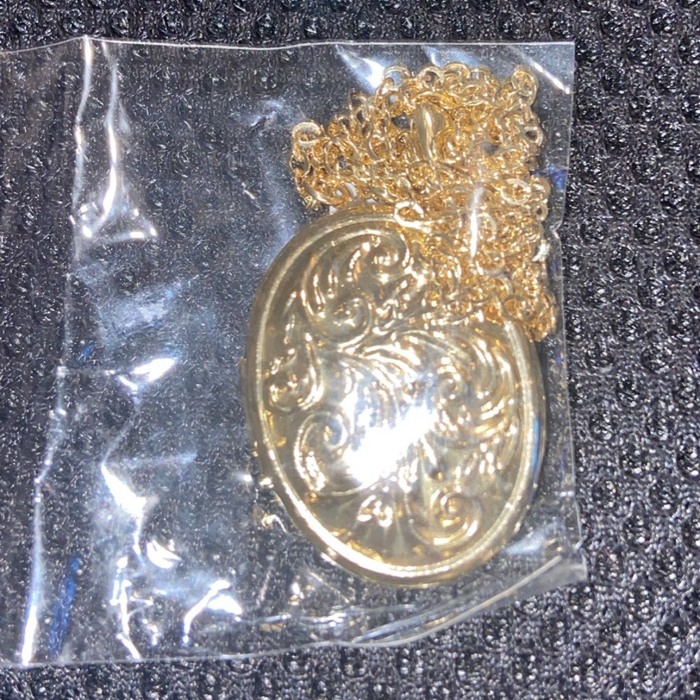Gold Pendant Necklace